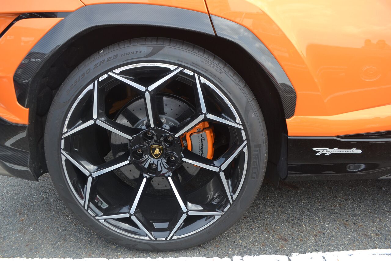 Roda e pinça de freio laranja de um Lamborghini Urus em close