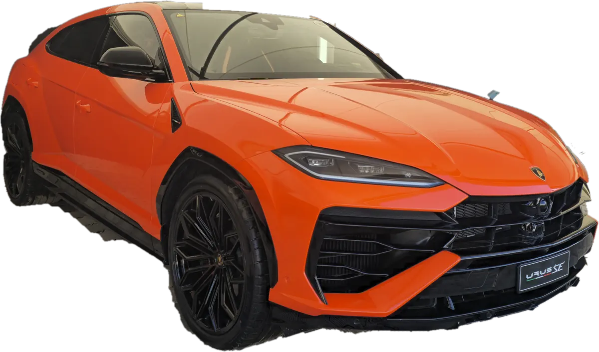 Lamborghini Urus SE laranja visto de frente, recortado sobre fundo bordô